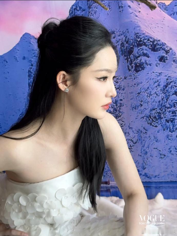 #李沁白色抹胸蝴蝶结花朵裙##李沁冰雪女神#李沁身着白色抹胸蝴蝶结花朵裙，有着冰