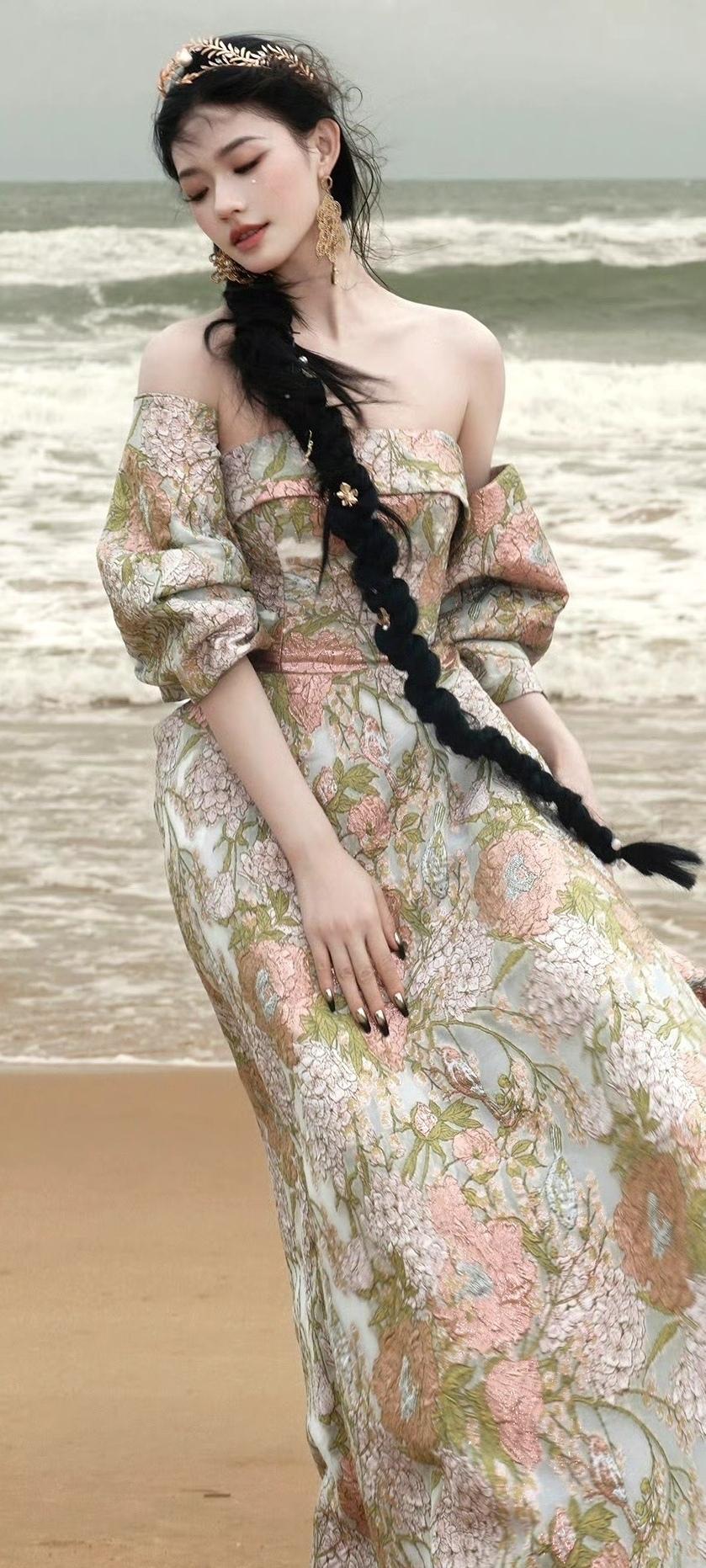林允，海边梦幻少女，花裙飘飘，海风轻拂海边花海少女 每日美图鉴赏 林允 明星时尚