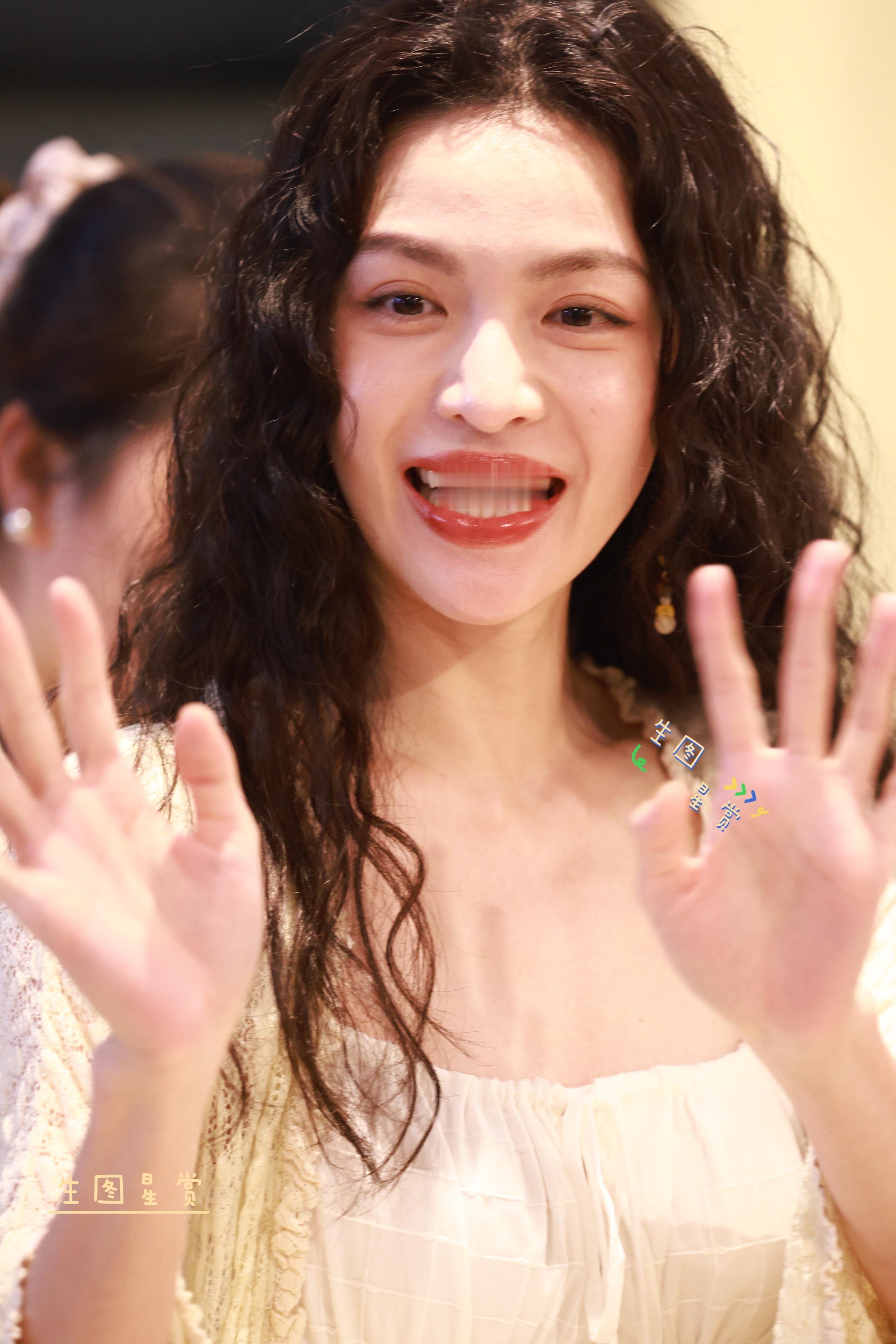 钟楚曦今日上班路透，大波浪卷发的钟姐笑的好灿烂💛[给你小心心]钟楚曦[超话] 