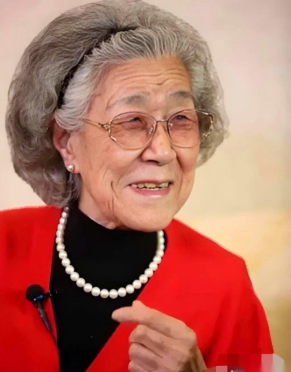 95岁的“刘姥姥”走了。
但她带走的最深执念，根本不是什么《红楼梦》的艺术巅峰。