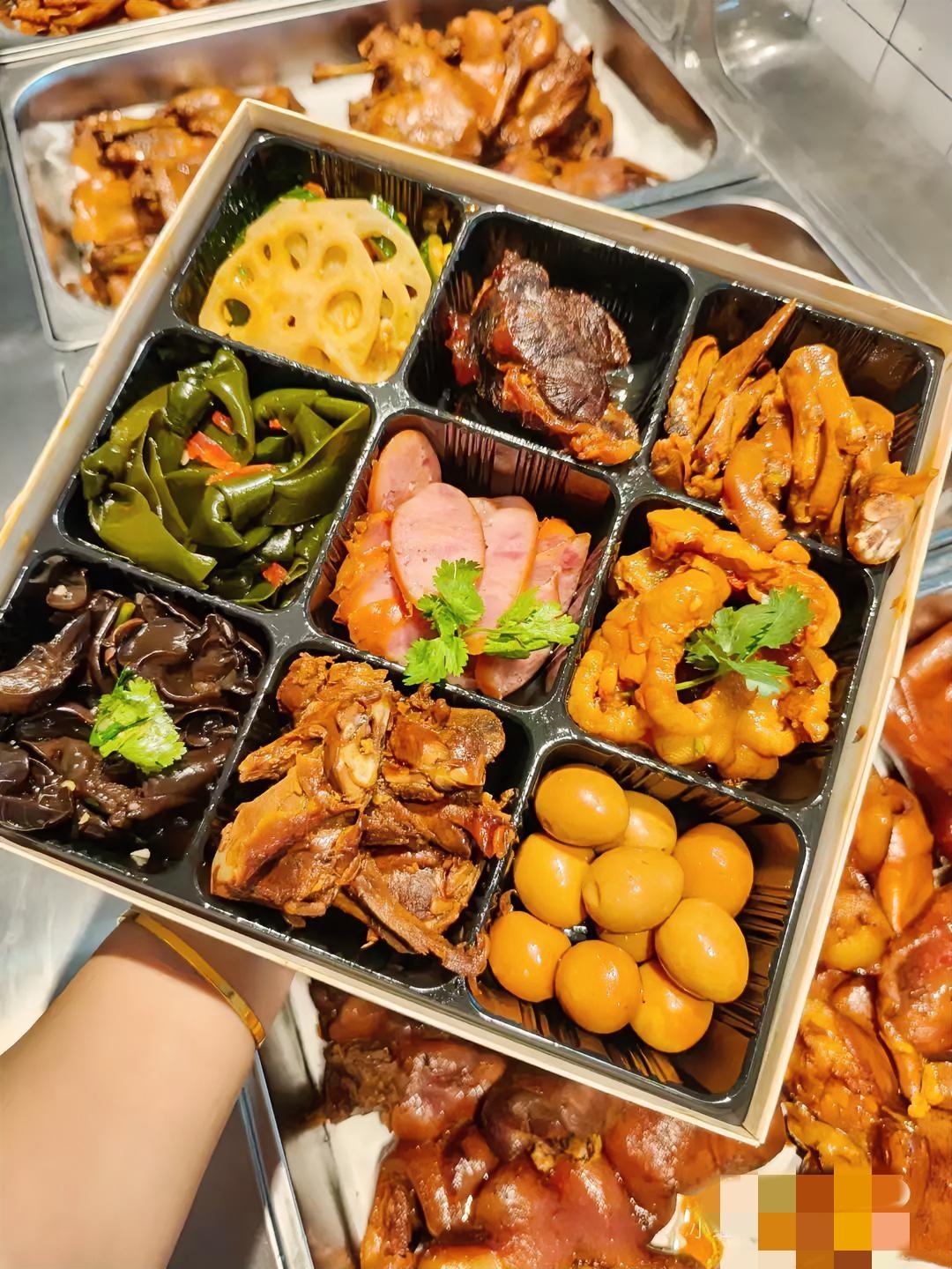 买卤味时撞见一幕，差点让我忍不住吐槽！一对50多岁的夫妻挑了个90块的猪肘，男的