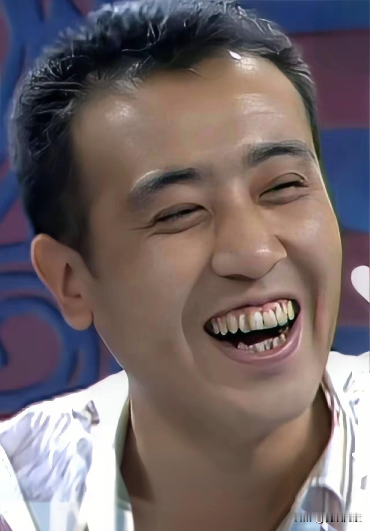 年轻时的于和伟相貌普通，
长的平平无奇，
谁能想到，
如今却是娱乐圈红的发紫的叔