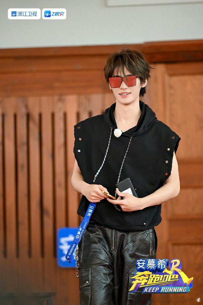 #张真源无袖帽衫好A##张真源红色墨镜# 张真源的时尚感在这身穿搭中尽显，无袖帽