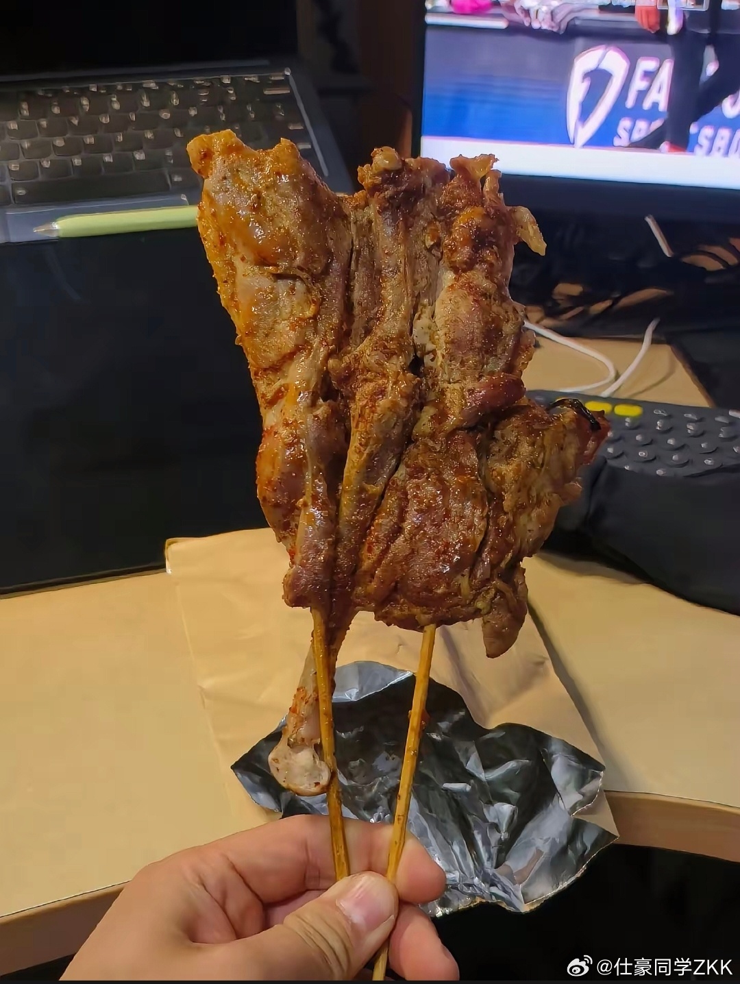 阿姨称鹅腿已断货15年有余那么就是说用鸭腿当鹅腿卖已经 15 年了，一个鸭腿卖 