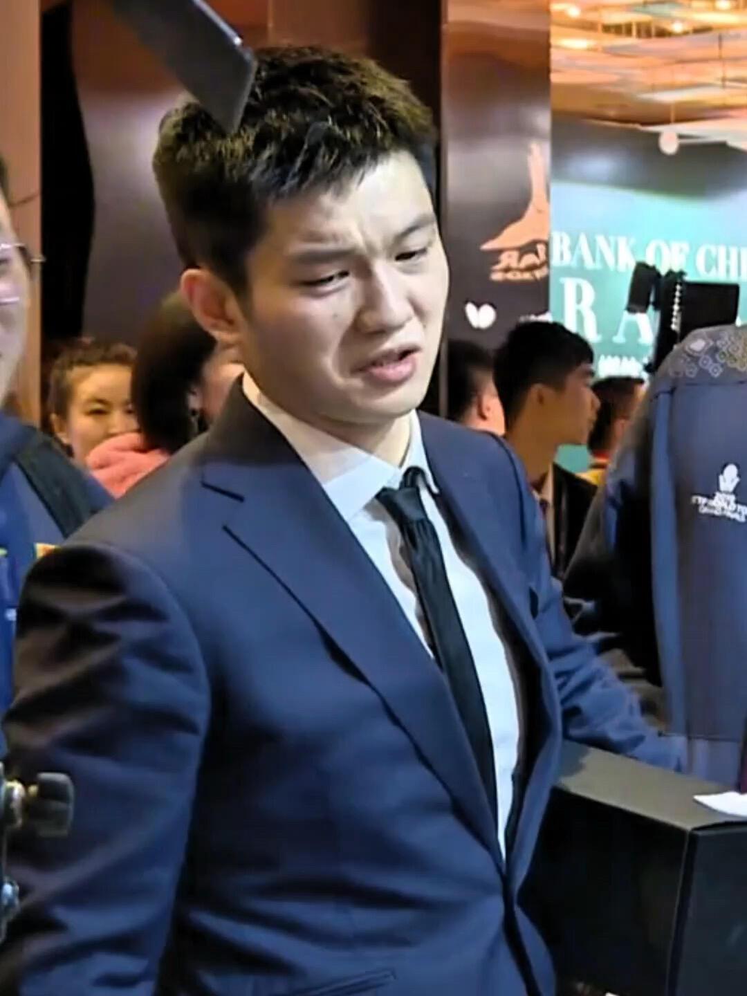 皱巴巴，还有点小烦躁的东关注一下，那个时候一点不注意形象管理，真是我行我素！
一