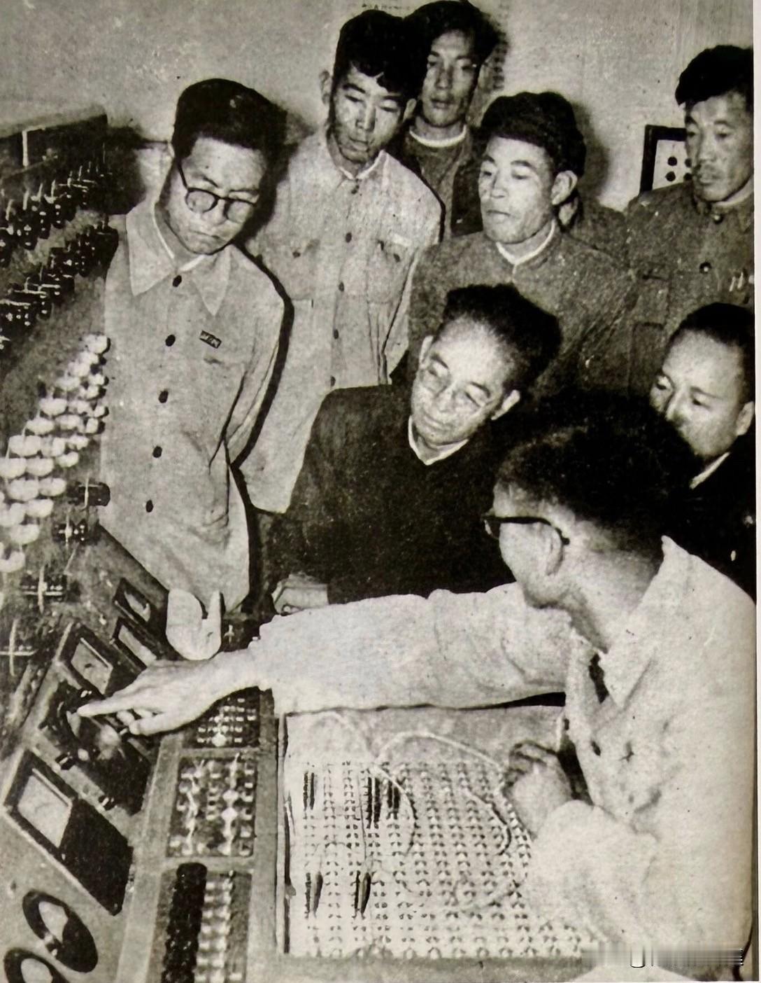 【老照片背后的故事153】
1958年，国务院科学规划委员会秘书长范长江，在技术