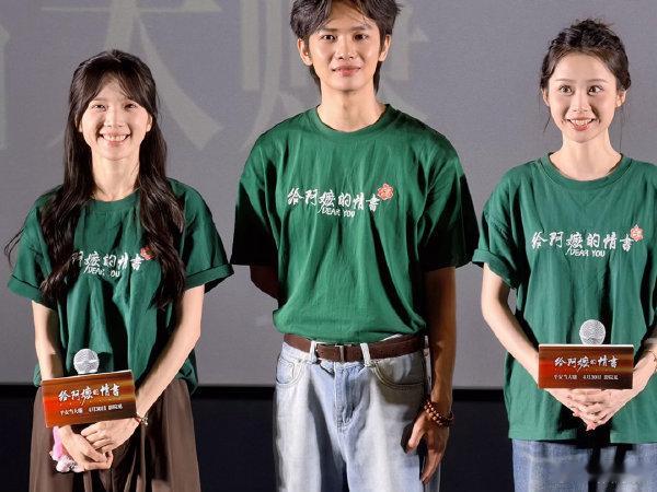 连续两个月路演都穿同款工作服，主创说衣服越穿越有亲切感，这份踏实低调，也是电影想