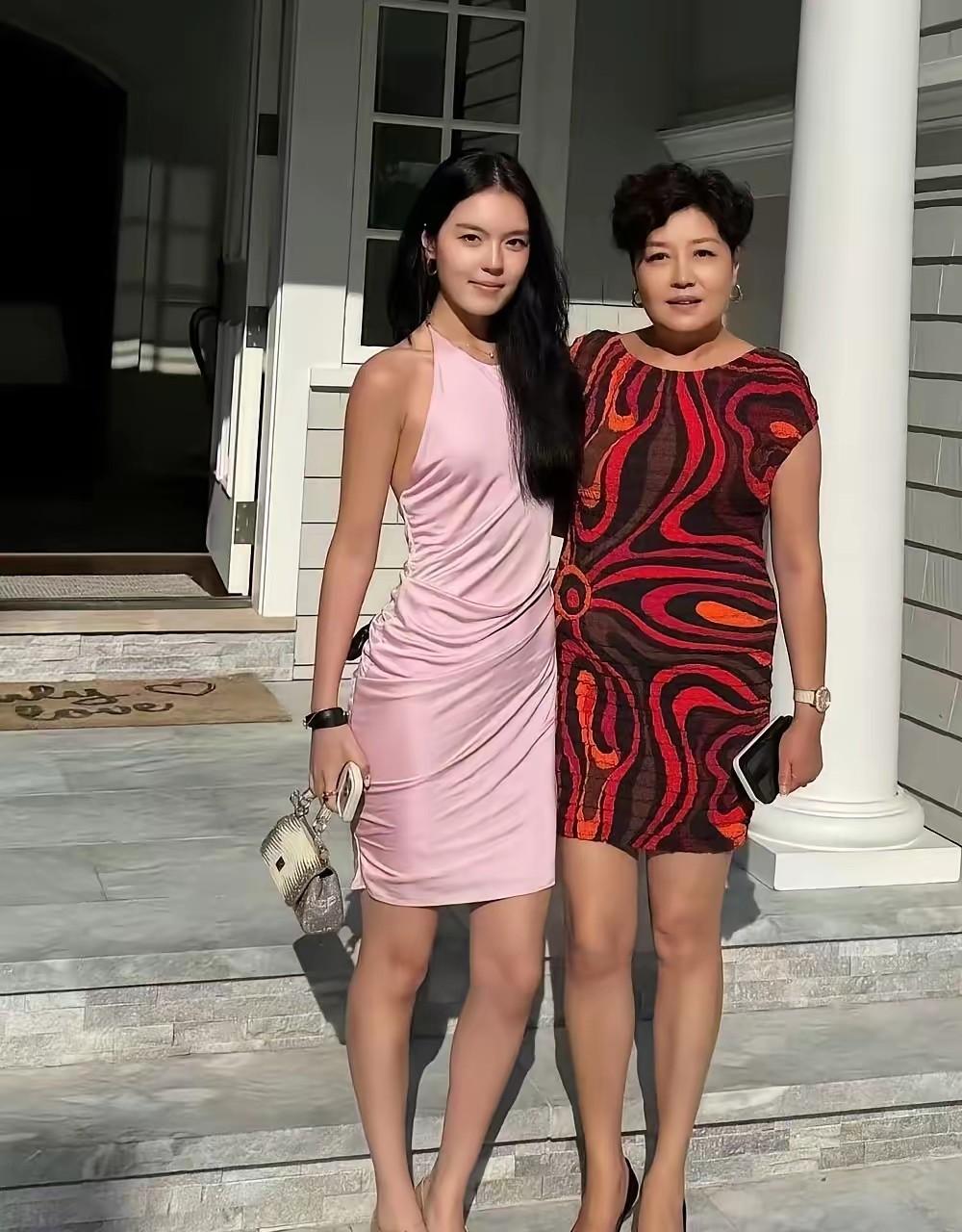 李咏的妻子和女儿近照曝光。母女二人都很时尚，女儿法图麦已经长成了美丽的女孩儿，高