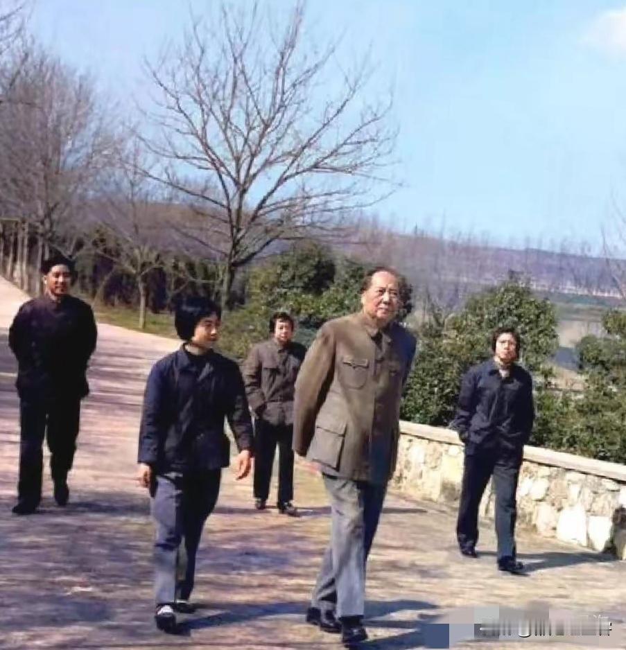 伟人的身高真的是高大威猛，非比常人，都说他有1米83，在这张图中可以显现出来，老