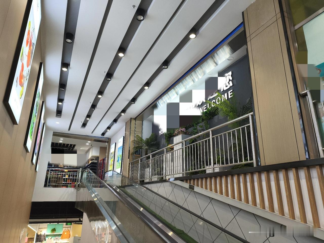 当某个大中型超市门店关闭或装修前，千万别去此店买东西尤其是水果。
听说这个不小的