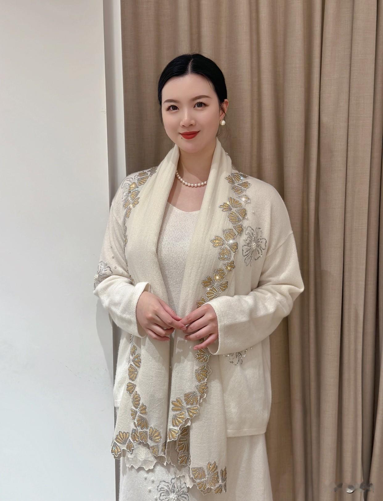 有气质的女人给人什么感觉她们举止优雅，一个微笑、一个眼神都散发着独特魅力，让人如