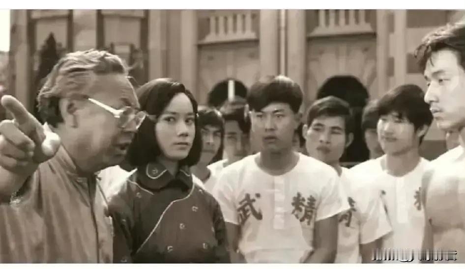 找到一张70年代香港幕后照片
看起来像导演在片场教训谁
不过，仔细一看，导演对面
