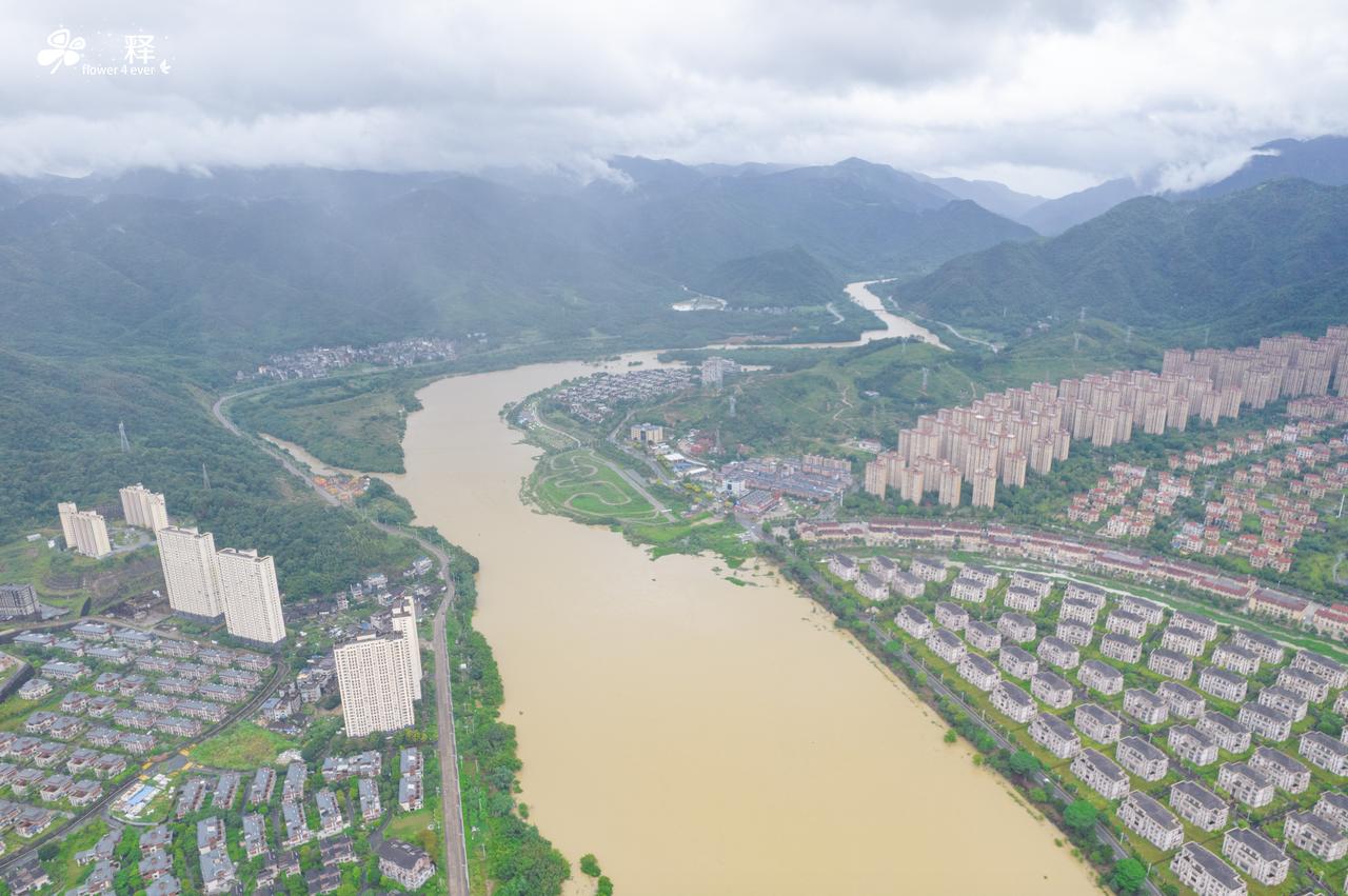 台风沙德尔再次登陆福建，欢迎来贵安看洪水。
坐标连江贵安，由于四面环山，台风吹到