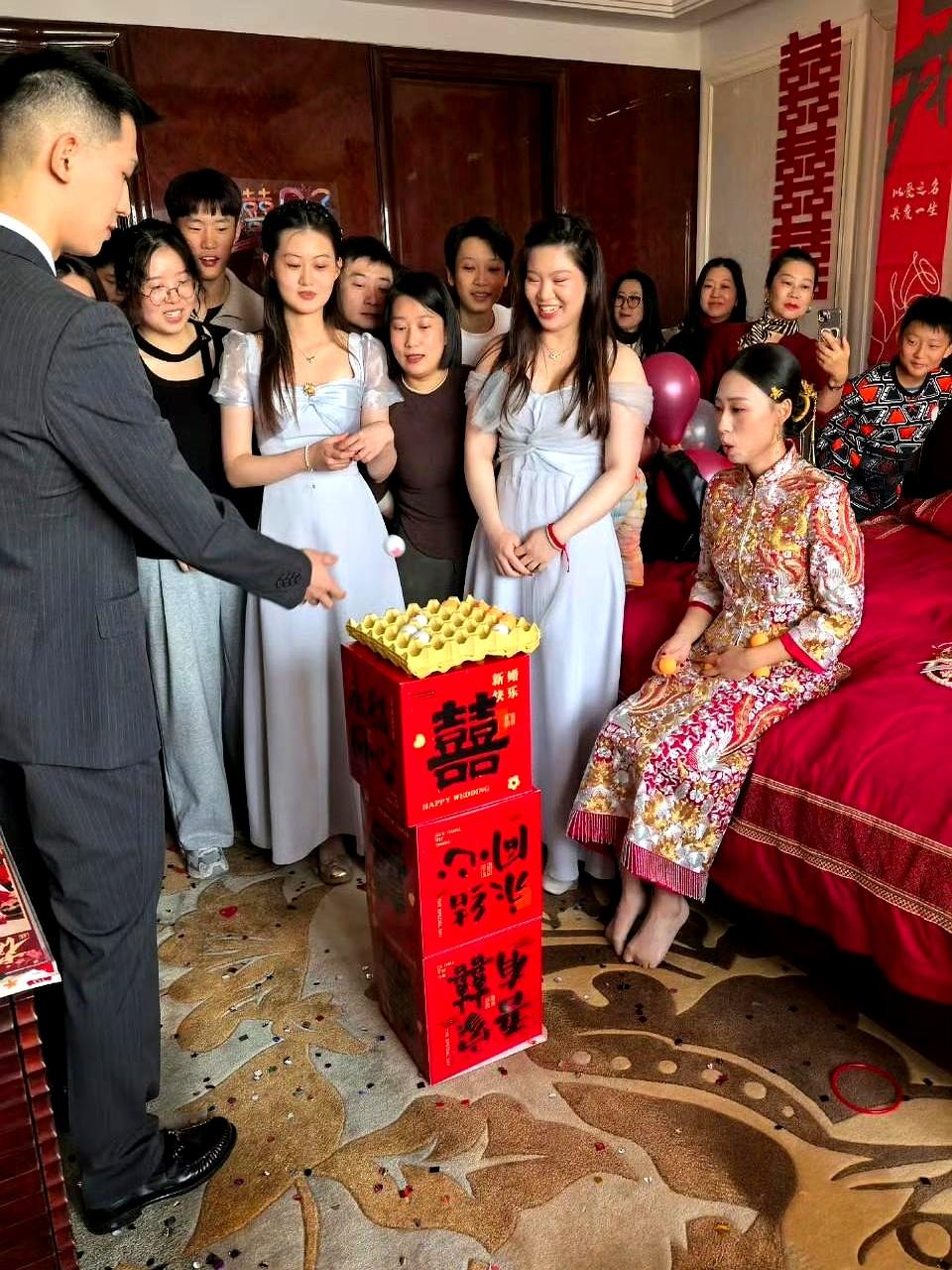 【原文首句】赵俊鹏今日结婚，林丹、骆建佑等羽毛球名将送上祝福，祝他和新娘百年好合