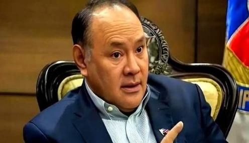 菲律宾防长估计这几天后槽牙都要咬碎了。他直接对外媒哀嚎：“中国在黄岩岛搞科学考察
