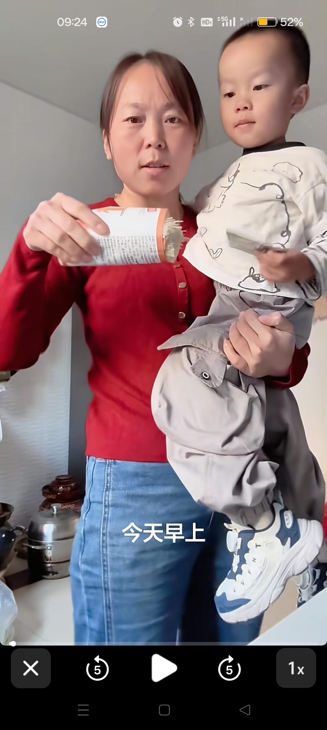 甘宇翼老婆给儿子煮早餐啦，鸡蛋面！😍贤惠又高情商的静静，生活会越来越好！

