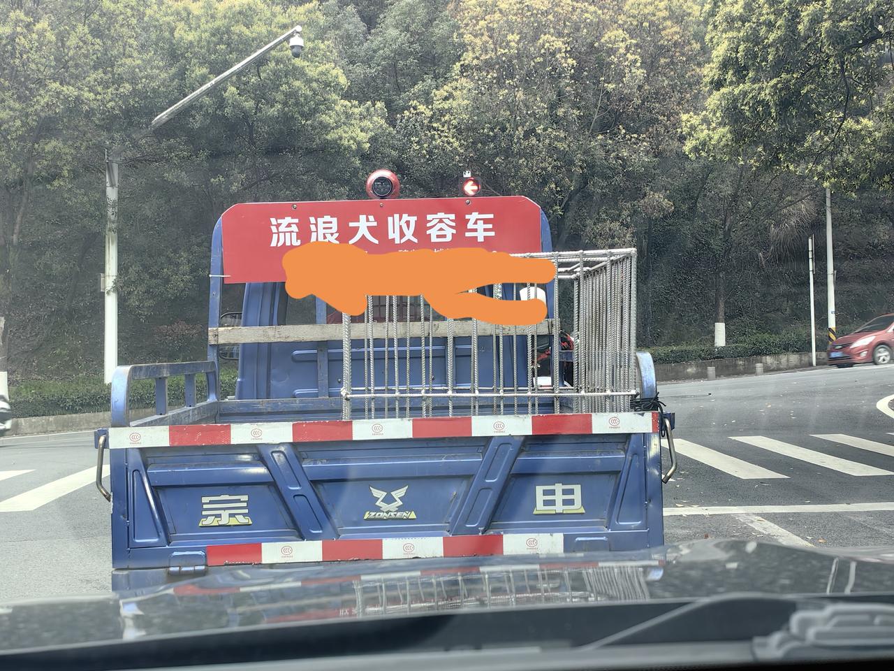 这个地方政府的做法是否值得点赞？
前两天在某市看到一辆小货车上面挂一个牌子，牌子