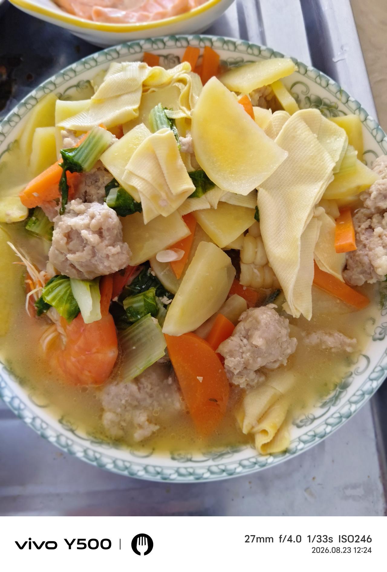 真的不会做菜，就是尽可能把手边的材料一起放到锅里炖着，然后色彩斑斓香味扑鼻，成为
