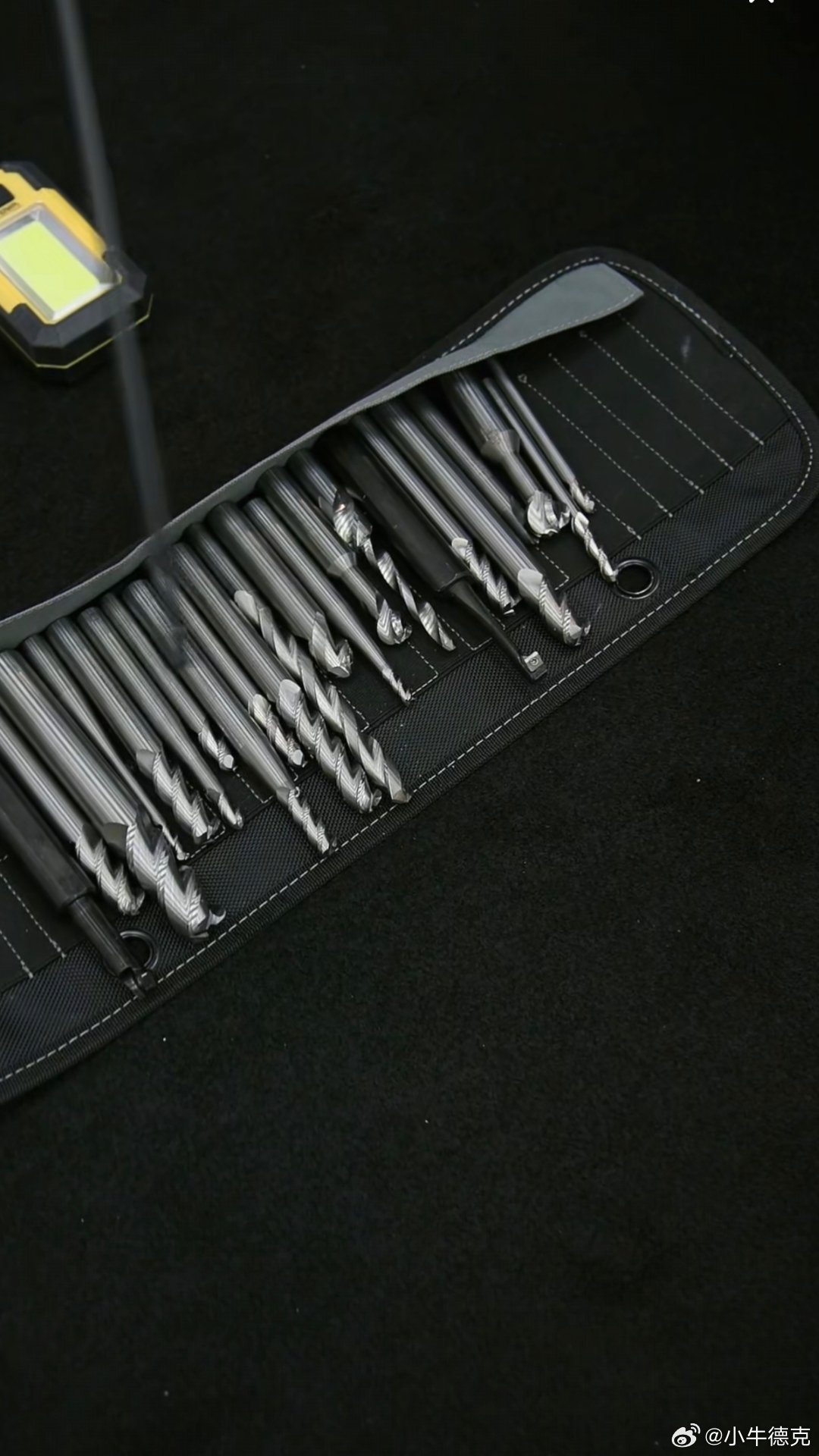 新SU7这个双层梅花锻造轮毂，这么大一块，要用这么多的刀具，一点点铣出来，粗加工