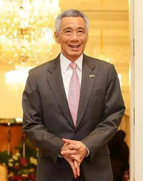 对新加坡不能心慈手软。新加坡前总理李显龙在日前的演讲中说，我们和中国人同宗同祖，