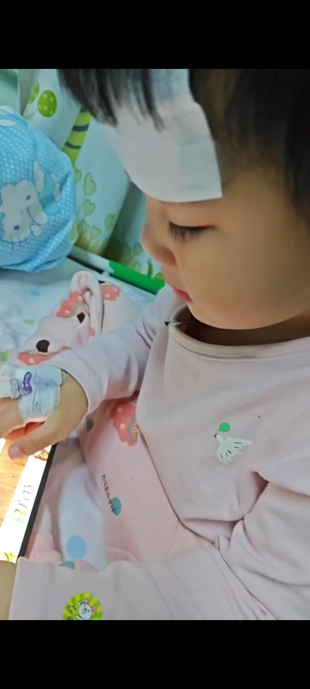 这一周甲流闹的老大烧完老二烧，光往医院跑了