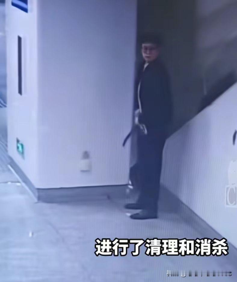 现在最后悔的就是
广西南宁这个在地铁站如厕的男子了！
不是因为这事上热搜了，而是