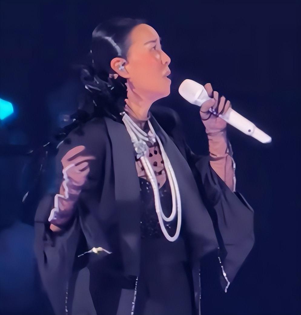 那英演唱弯弯的月亮，与戏谑篡改红歌性质不同，那英是为了怀念好友刘欢，是情之所至，