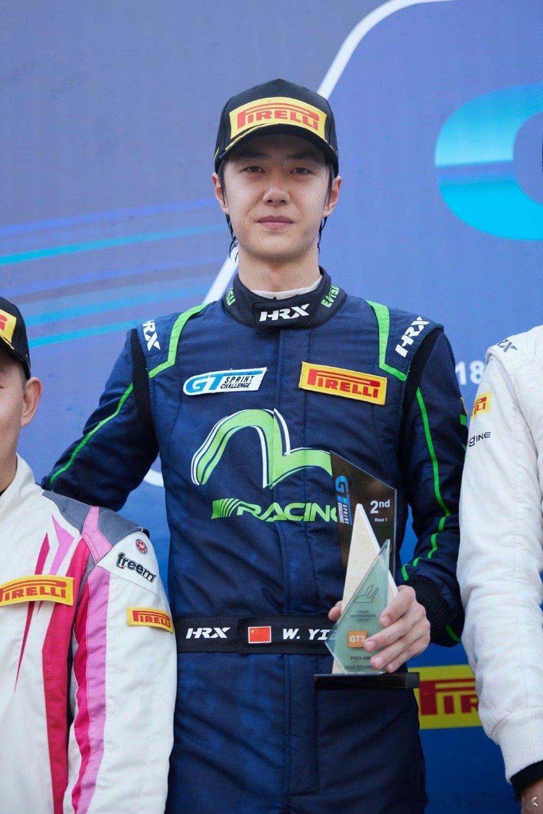 #王一博飞驰竞速风采佳# 在2024GTSC系列赛珠海站上，85号赛车手王一博展
