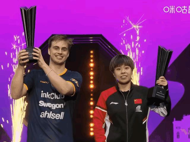 大迪真是女汉子，小莫都需要双手举杯，大迪单手举起来了！

话说孙颖莎右手也有力量