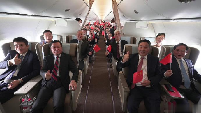 两岸猿声啼不住 ，轻舟已过万重山……不过短短十年，多么巨大的变迁，当年是一片讽刺