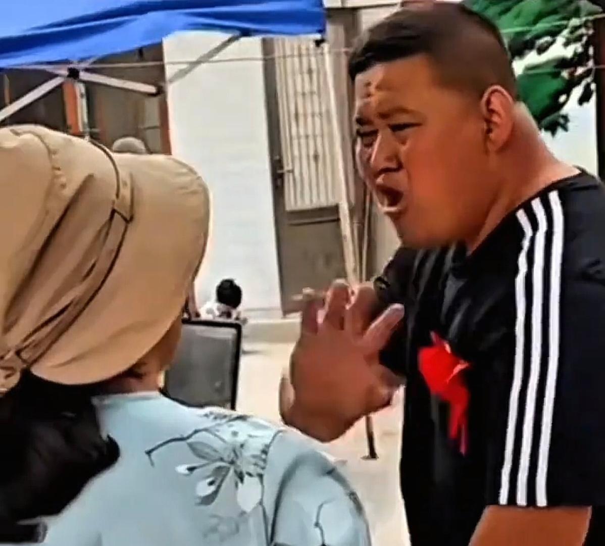 喜宴突闹要账！欠债男怒喊丢面子，女子：找你七年了

农家院里的喜宴突然静了。原本