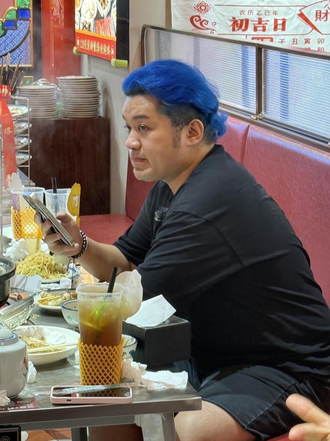北京三里屯偶遇明星！！有人知道是谁吗！！