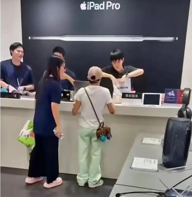 真想不通那些喷的人！
全红婵回国之后，为家人买lv，买苹果机就是不爱国了吗？人家
