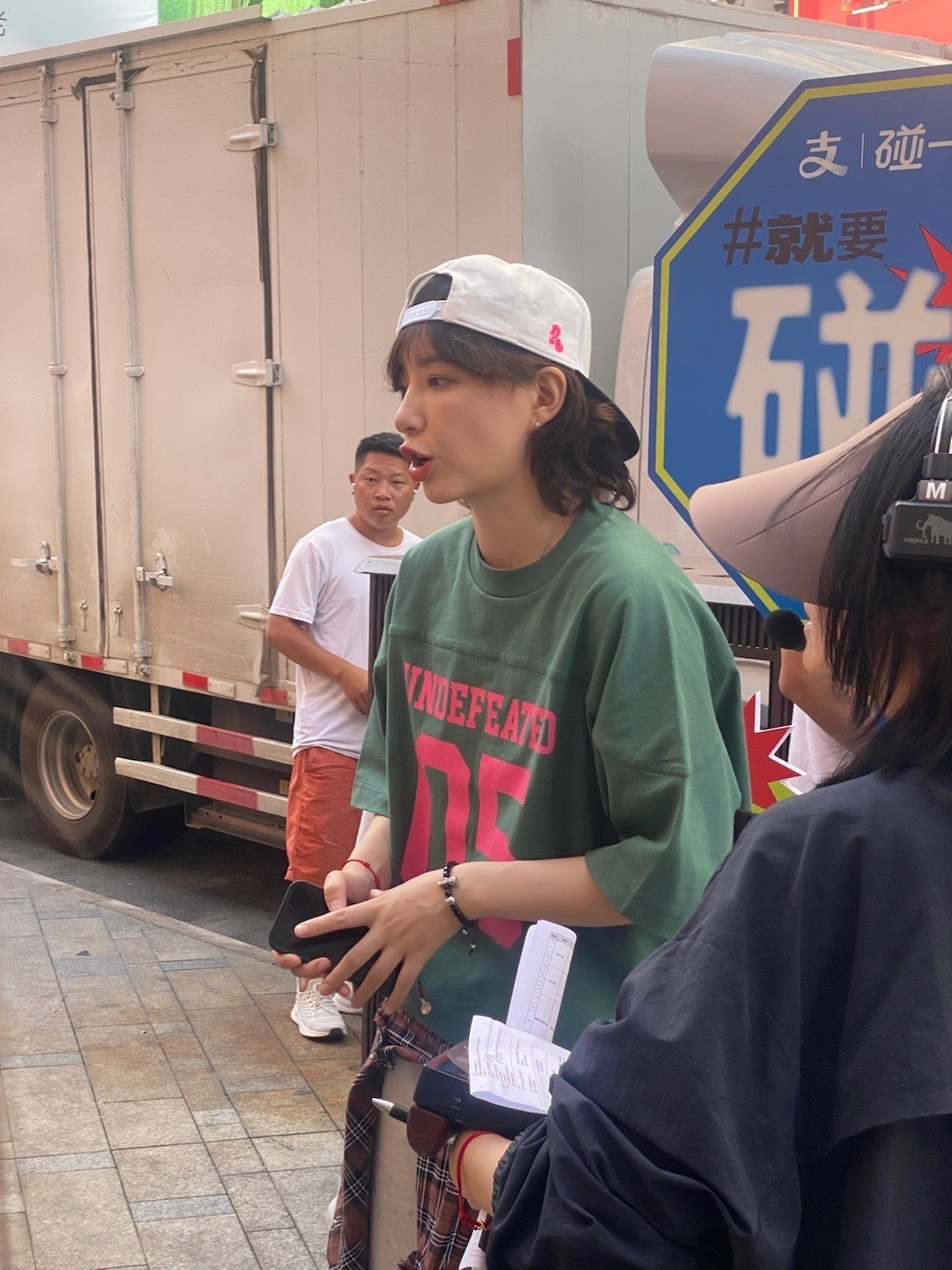 #人群中一眼看到李斯丹妮# 在熙熙攘攘的春熙路，目光瞬间就被李斯丹妮吸引，她的穿