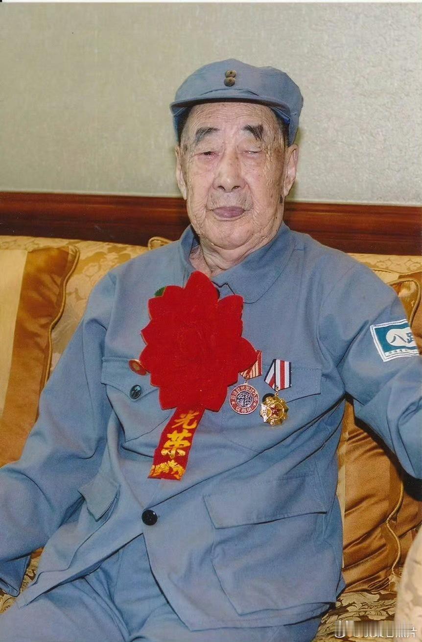 许家印的父亲许贤高，曾是一位老八路。
许父去世，出殡当天许家印并没出现，是哥哥许