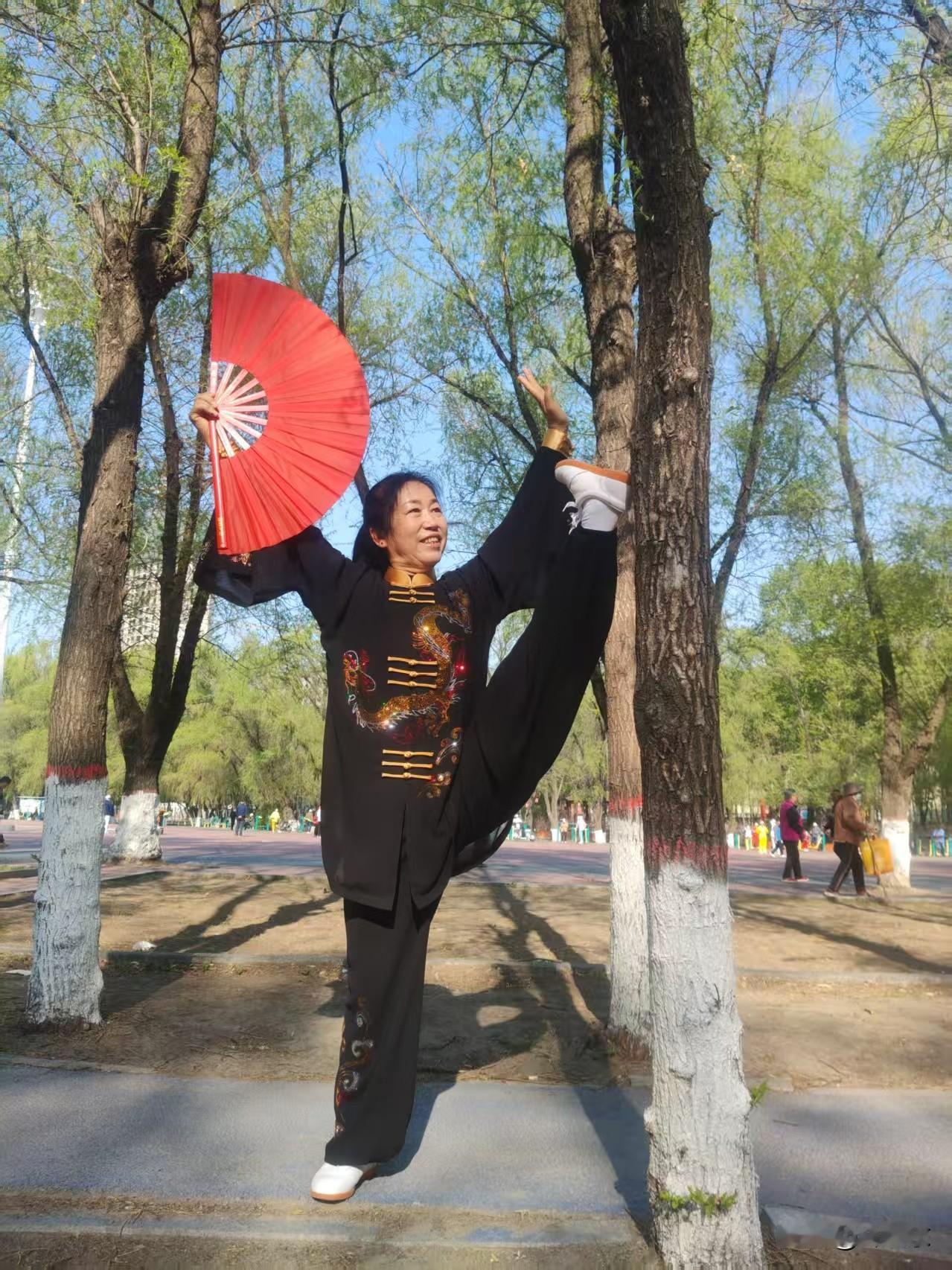 朝天蹬
芊手红扇练软功，
一腿轻抬朝天蹬。
神清气爽望天际，
请续句……
（霞辉