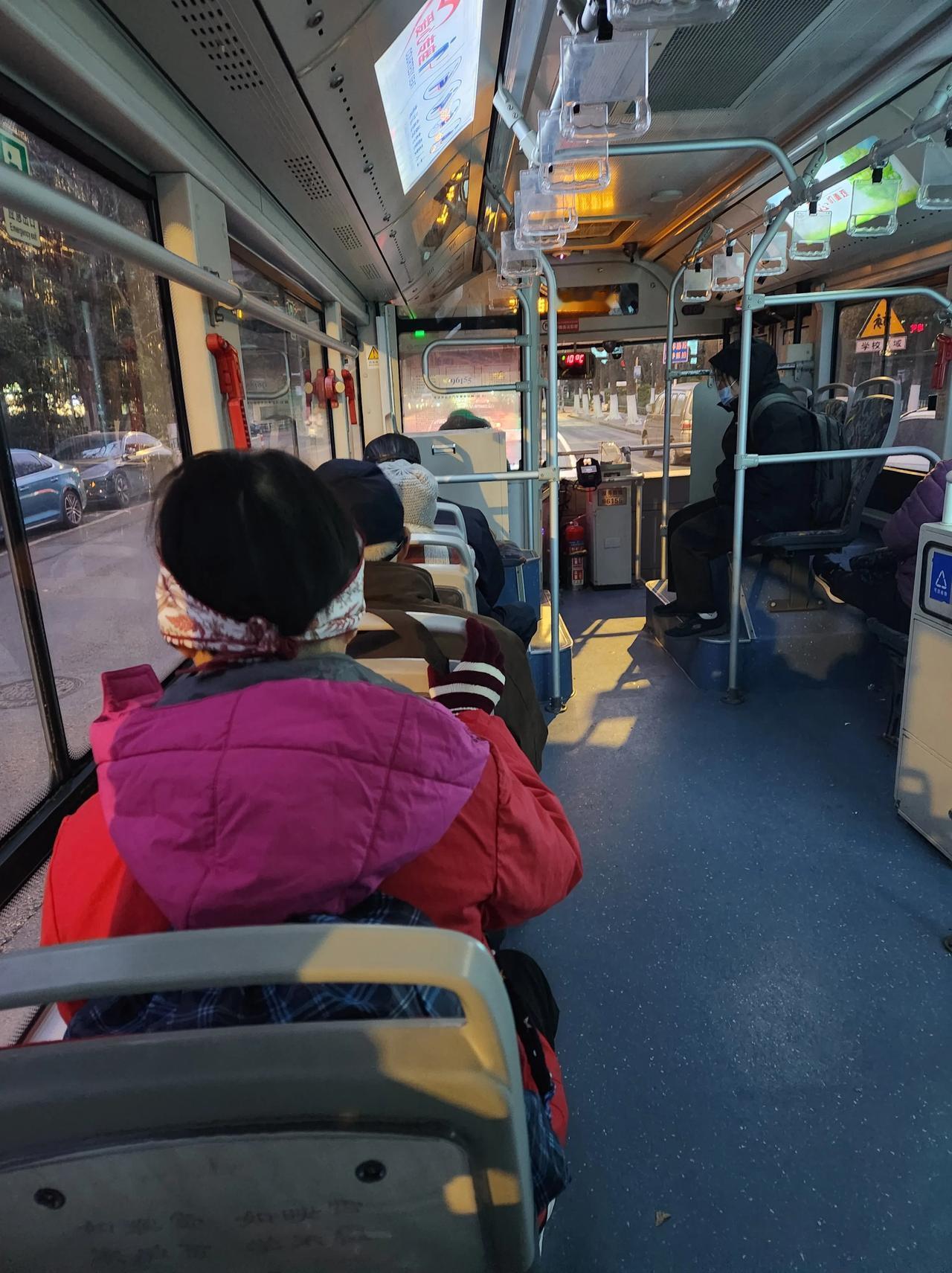 南京早上六点半，公交车上已经坐满了老年人。
这么冷的天，这么早。
他们有的出来去