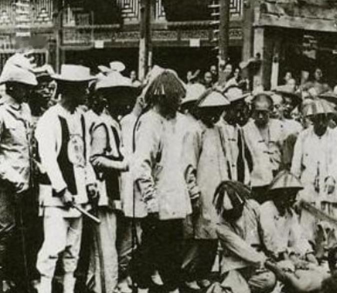 1855年，京城，小刀会一名女将被凌迟处死，她被五花大绑地捆在木桩上，衣服被扒光