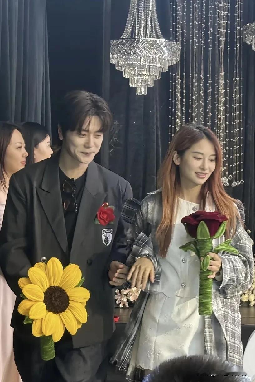 歌手陆虎妹妹结婚，嫂子打扮低调，不抢新娘风头，哥哥手扶婚车不舍妹妹。

明星不愧