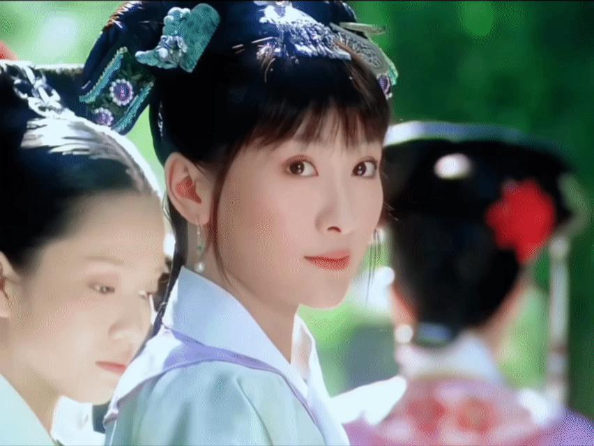 安陵容夏日里一身淡绿色的青涩回眸真是绝了，她最美的样子就在这一刻[比心]