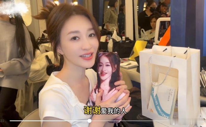 粉丝送李小冉老鼠干李小冉晒了粉丝送的老鼠干软乎乎的老鼠干玩偶搭配气质满满的李小冉