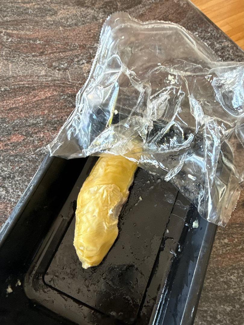 榴莲怪一大早起来就吃猫山王。还给我留了一瓣。 