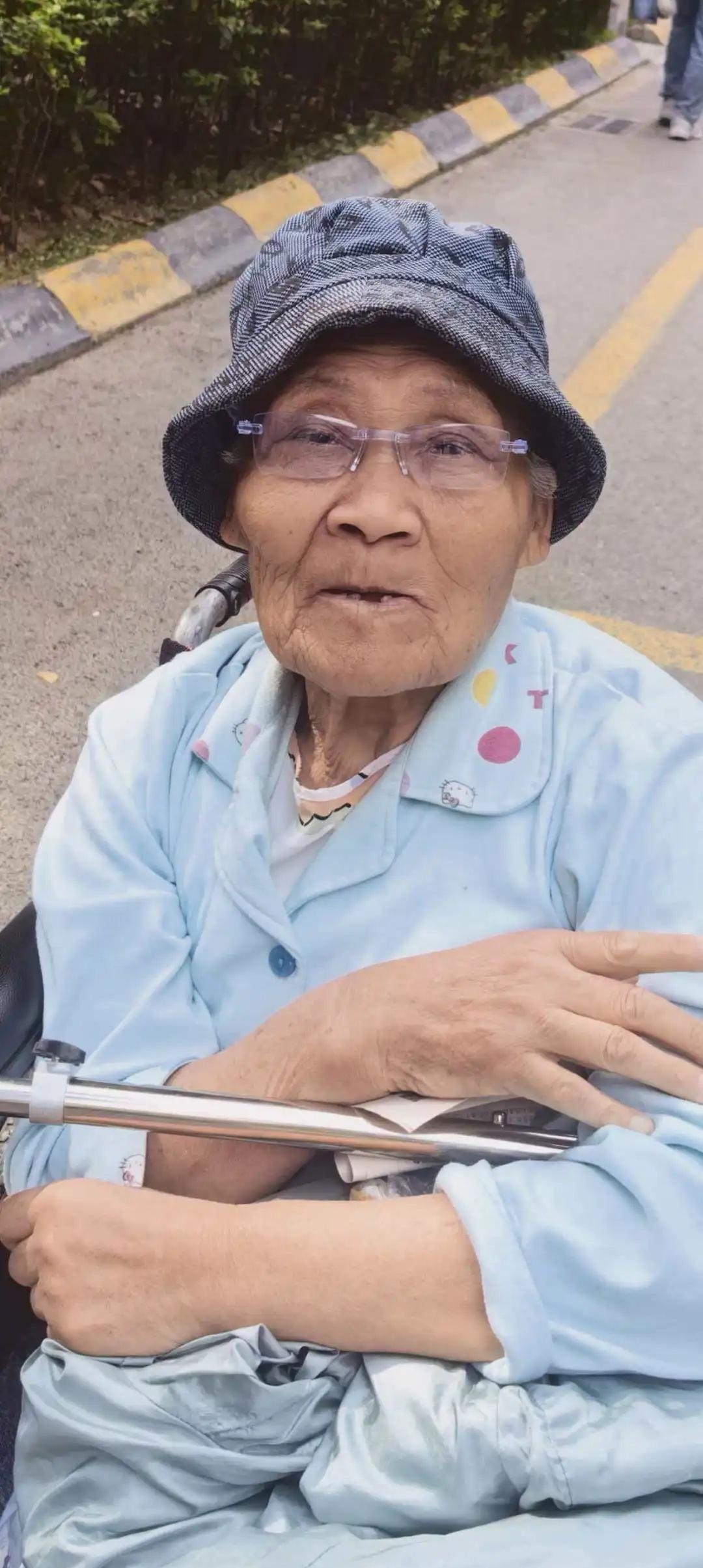 朋友的妈妈，今天中午12点，在西安凤城十二路，首创漫香郡东门走失，老人有老年痴呆