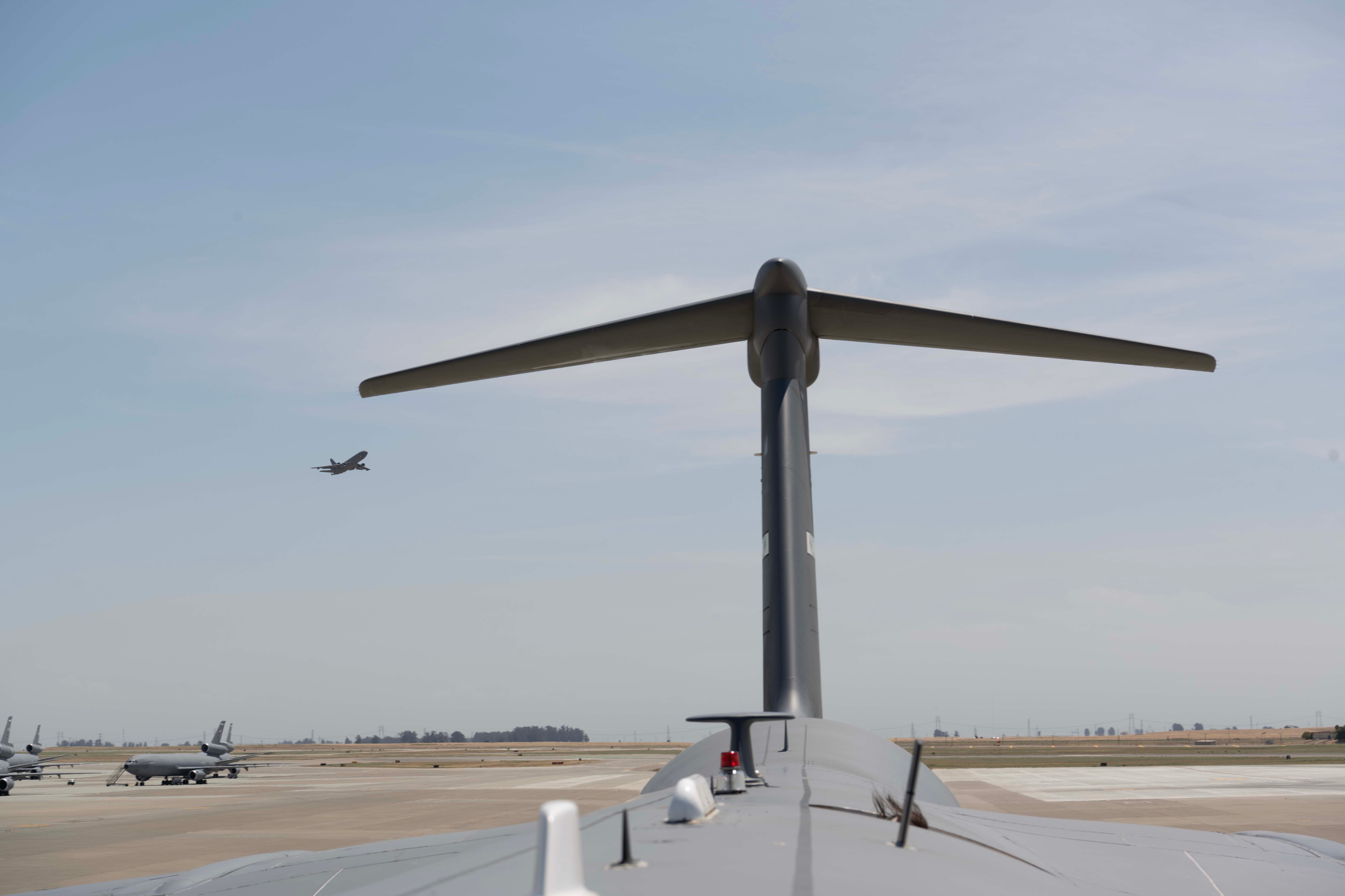 2023年6月27日，一架美国空军KC-10加油机在加利福尼亚州特拉维斯空军基地