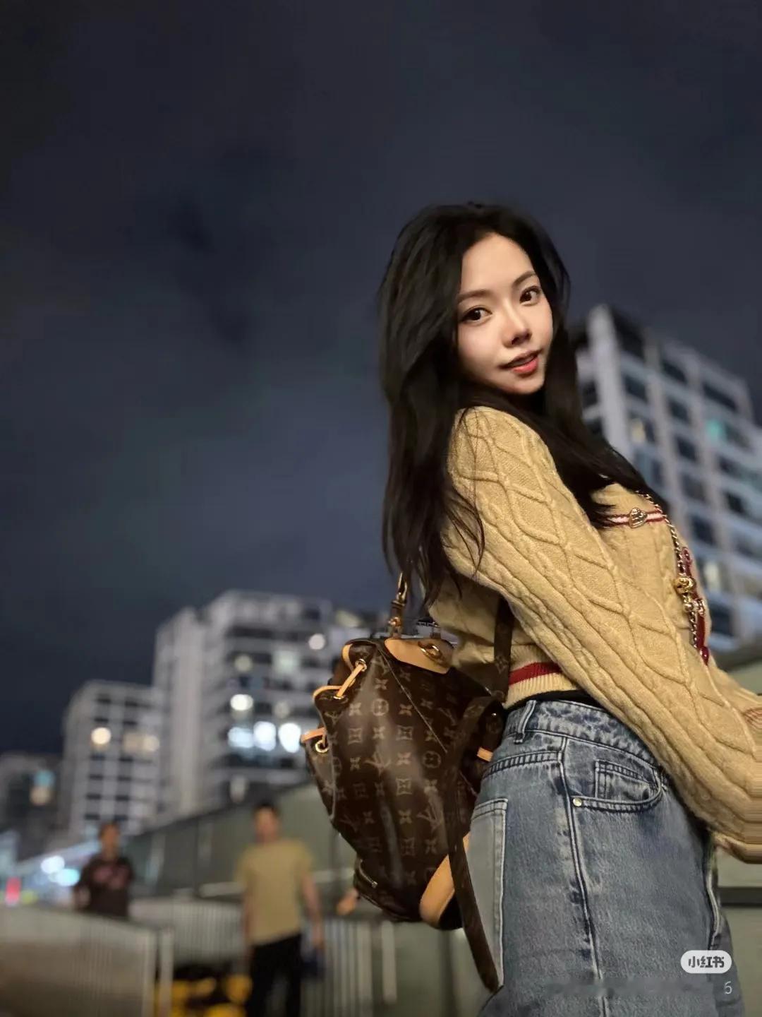 话说TVB近几年就推出了许多颜值，身材以及气质都相当不错的新晋小花，而林熹曈就是
