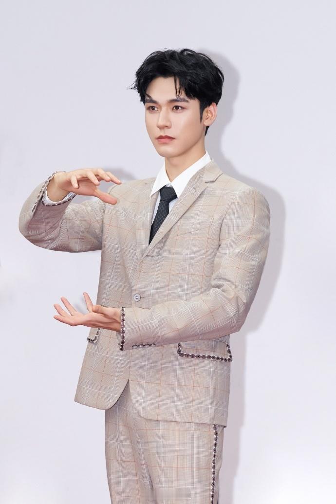 龚俊做造型老自一套老己一套谁不说龚俊造型绝！正装帅气、红毯颜值全程在线，神图频出