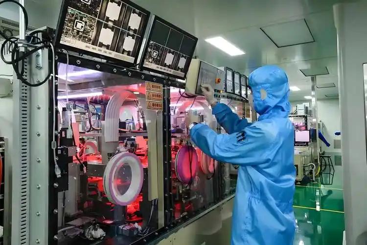 美国挥着出口管制的大棒，中国亮出产业链配套的底牌，科技战打成了供应链的“拔河赛”