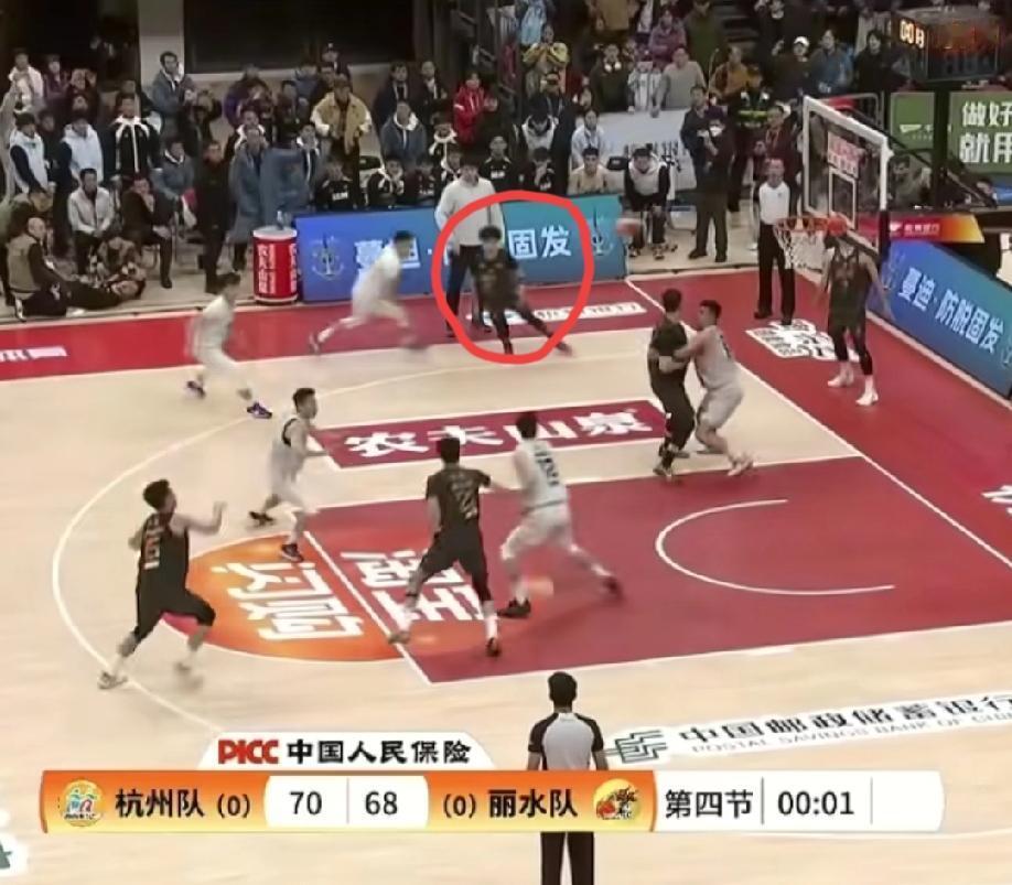 丽水队最后掷底线球的那位球员到底在想些什么啊，明明倪豪凯已经跑出了空位，他为什么