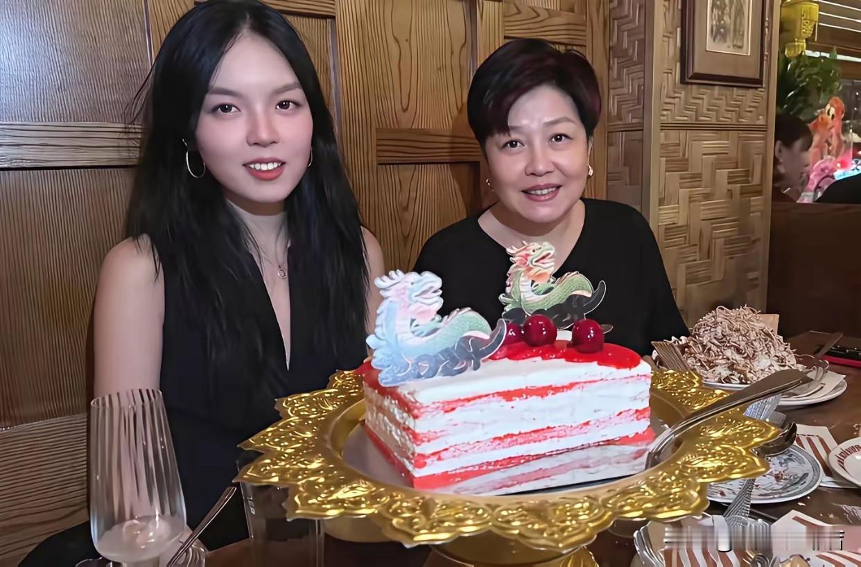 哈文带着闺女法图麦去西班牙马略卡岛度假去了，那是纳达尔的故乡，地中海阳光配上白色