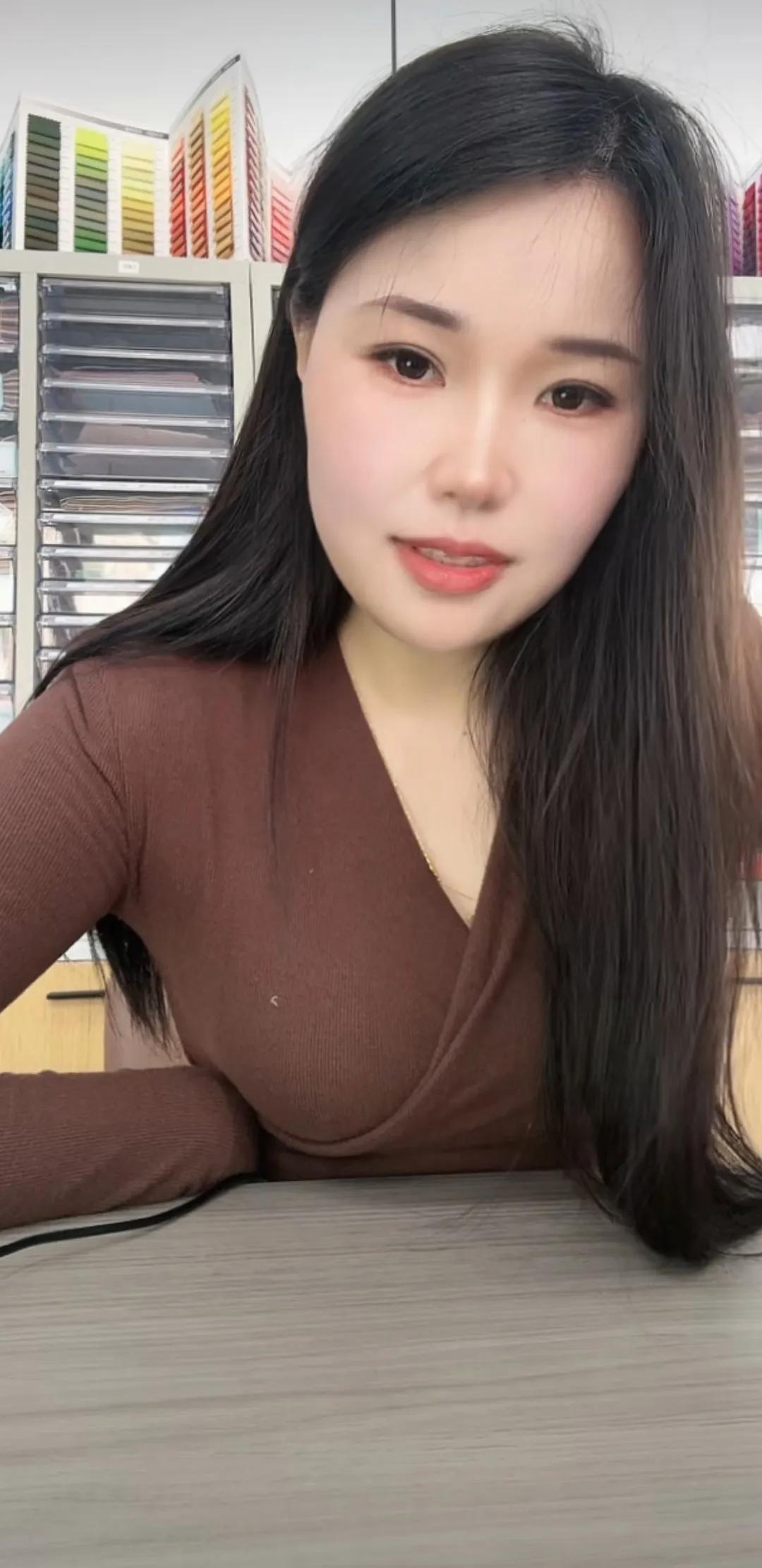 温柔气质女孩，黑色针织衫穿搭，清新自然美。
